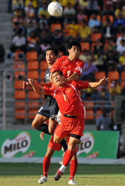 Công Vinh và Phùng Công Minh tranh bóng với Tengku Mushadad (Singapore) trong trận tranh Huy chương đồng SEA Games 24 với Singapore ở Korat tháng 12/2007. Đó là kỷ niệm rất buồn khi U23 Việt Nam để thua tan tác 0-5.